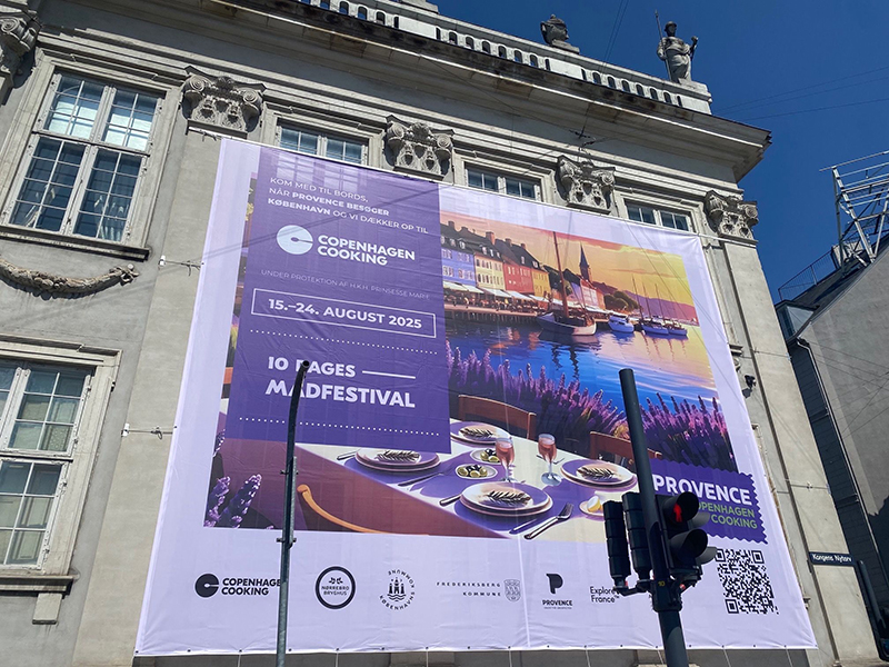 Bache sur la facade de l'ambassade pour promouvoir le "Provence meets Copenhagen cooking festival 2025"